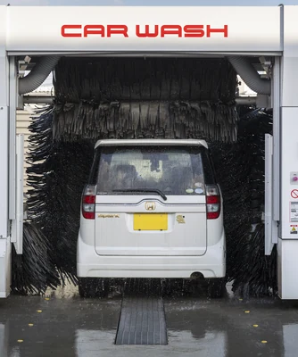 洗車機で洗車中のクルマ